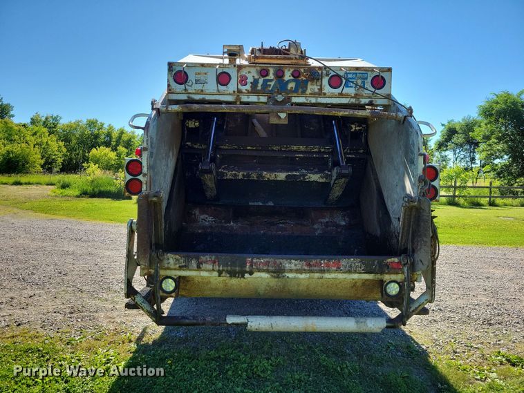 image for item DZ7341 2001 International 4900 refuse truck