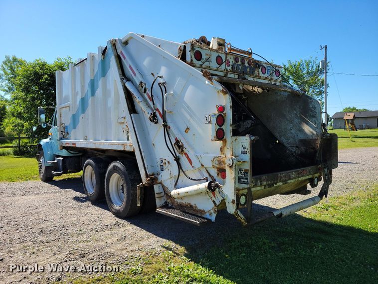image for item DZ7341 2001 International 4900 refuse truck