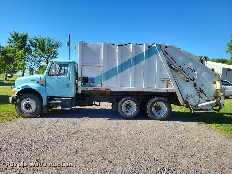 image for item DZ7341 2001 International 4900 refuse truck
