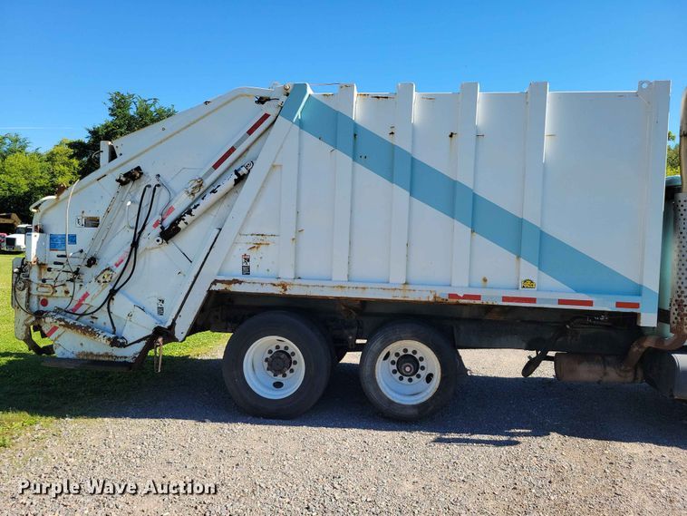 image for item DZ7341 2001 International 4900 refuse truck