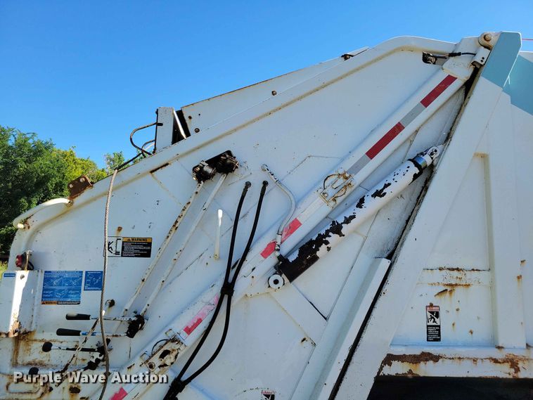image for item DZ7341 2001 International 4900 refuse truck