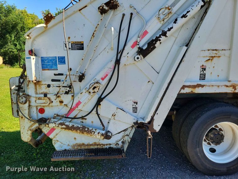 image for item DZ7341 2001 International 4900 refuse truck
