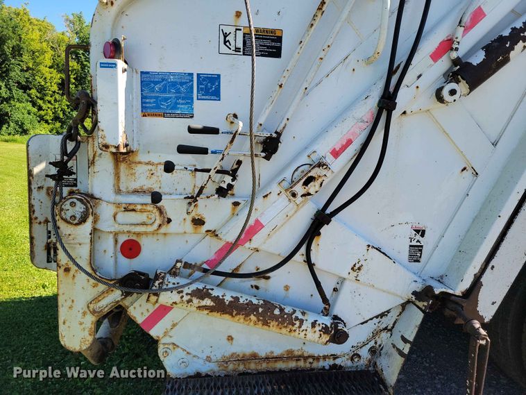 image for item DZ7341 2001 International 4900 refuse truck