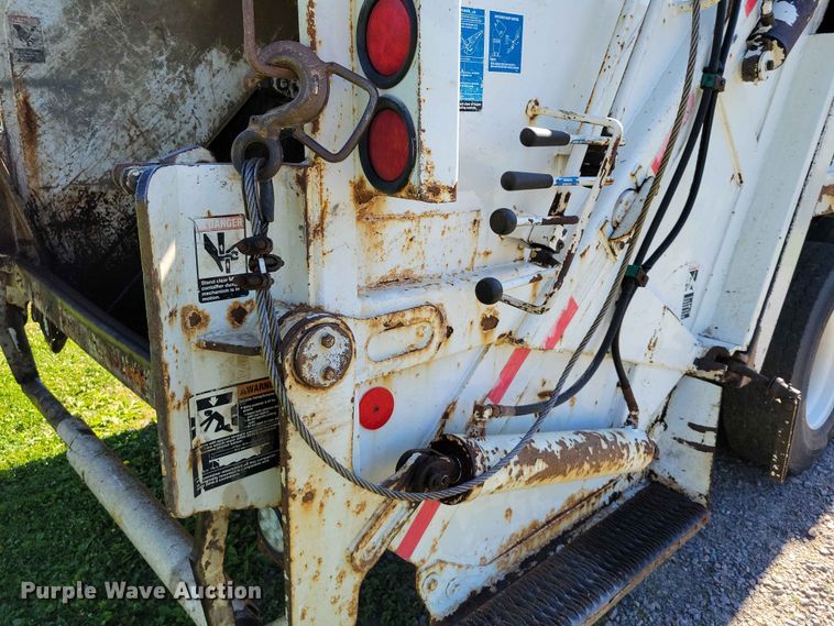 image for item DZ7341 2001 International 4900 refuse truck