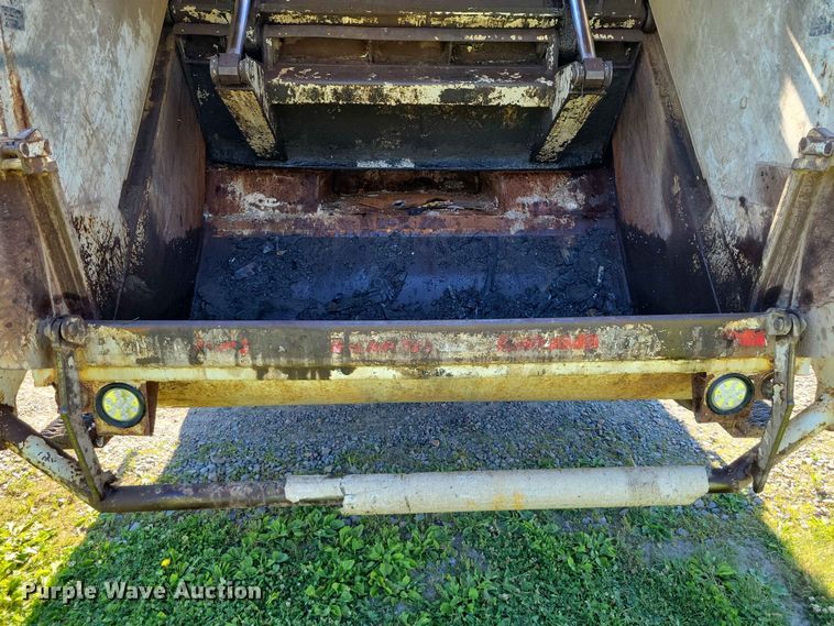 image for item DZ7341 2001 International 4900 refuse truck