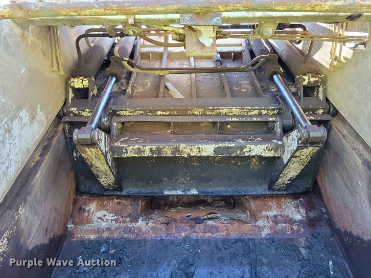 image for item DZ7341 2001 International 4900 refuse truck