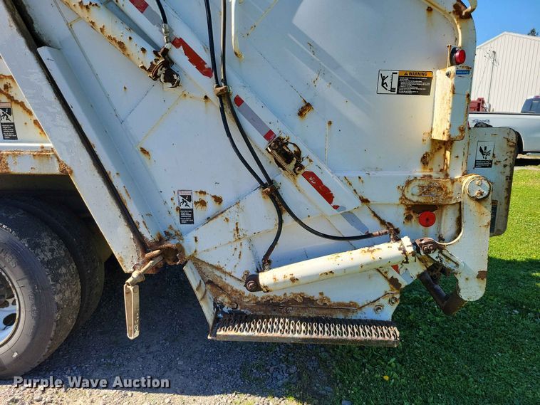 image for item DZ7341 2001 International 4900 refuse truck