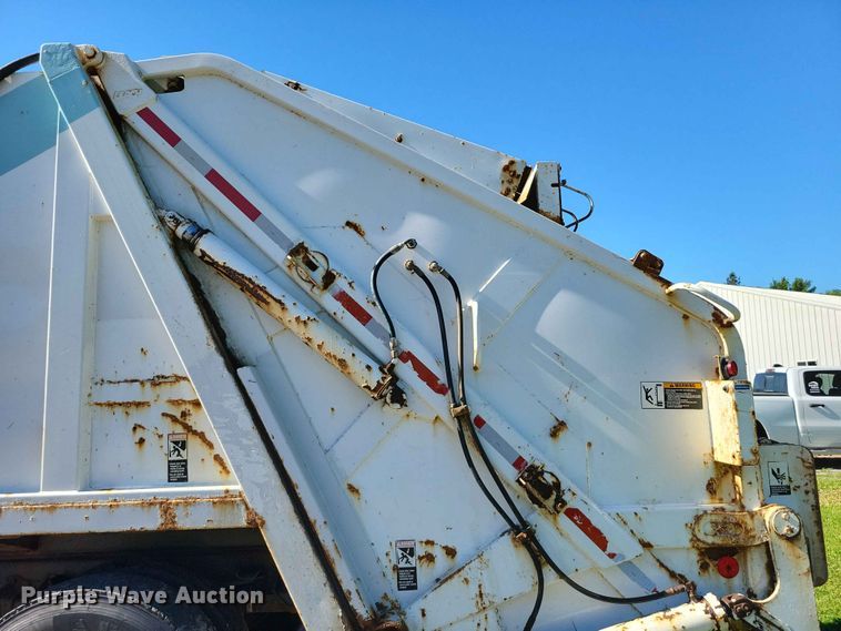 image for item DZ7341 2001 International 4900 refuse truck