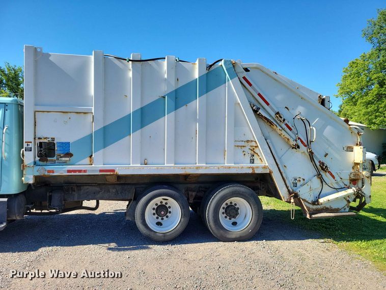 image for item DZ7341 2001 International 4900 refuse truck