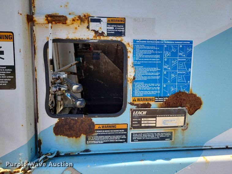 image for item DZ7341 2001 International 4900 refuse truck