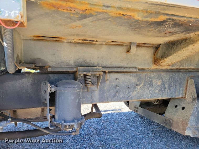 image for item DZ7341 2001 International 4900 refuse truck