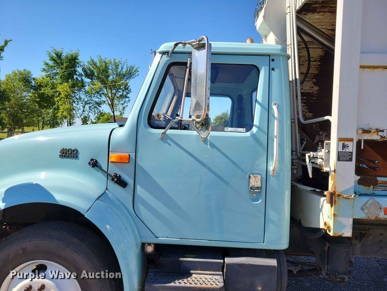 image for item DZ7341 2001 International 4900 refuse truck