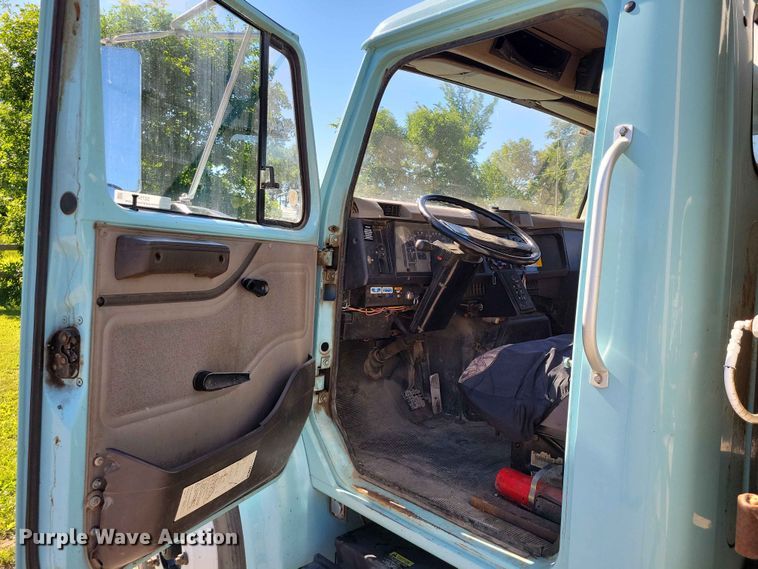 image for item DZ7341 2001 International 4900 refuse truck