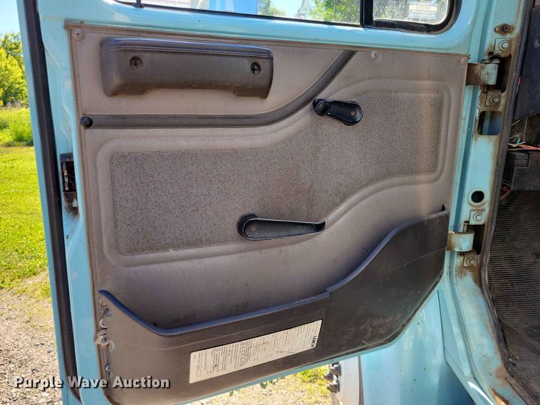 image for item DZ7341 2001 International 4900 refuse truck