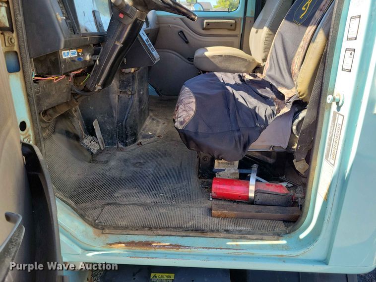 image for item DZ7341 2001 International 4900 refuse truck