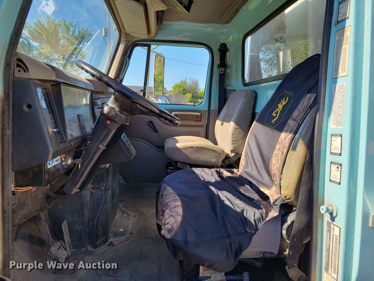 image for item DZ7341 2001 International 4900 refuse truck