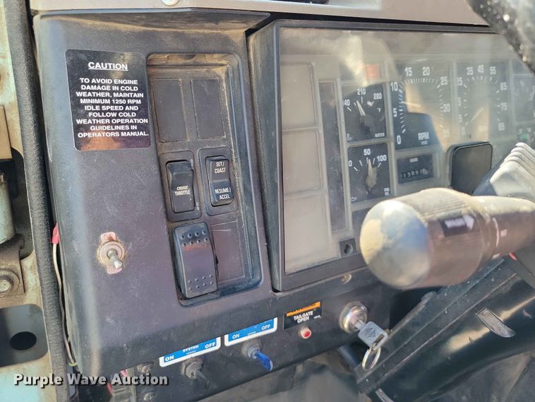 image for item DZ7341 2001 International 4900 refuse truck