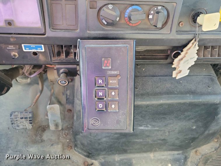 image for item DZ7341 2001 International 4900 refuse truck
