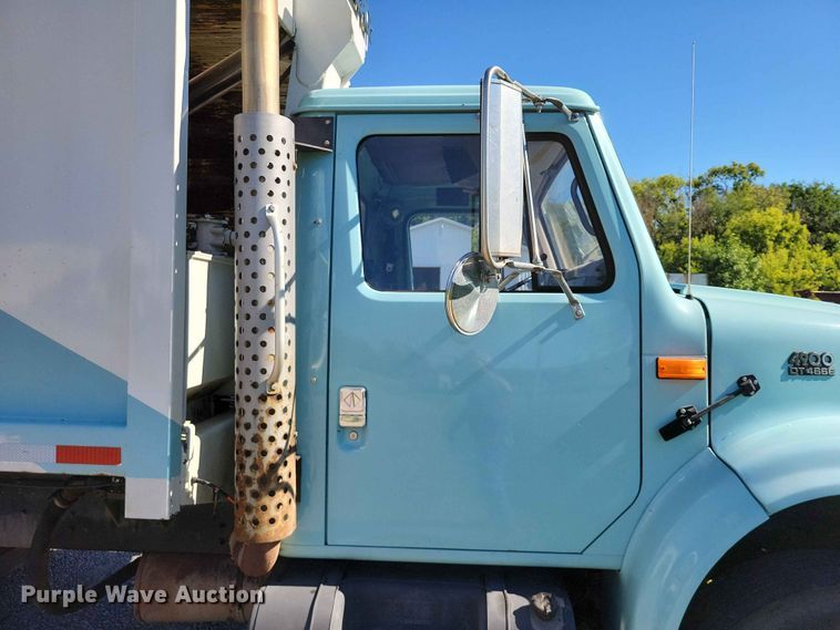 image for item DZ7341 2001 International 4900 refuse truck