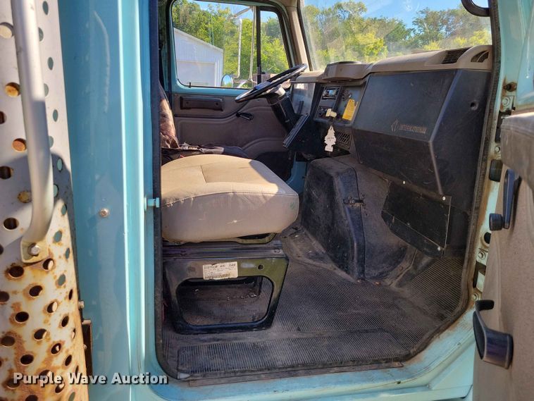 image for item DZ7341 2001 International 4900 refuse truck