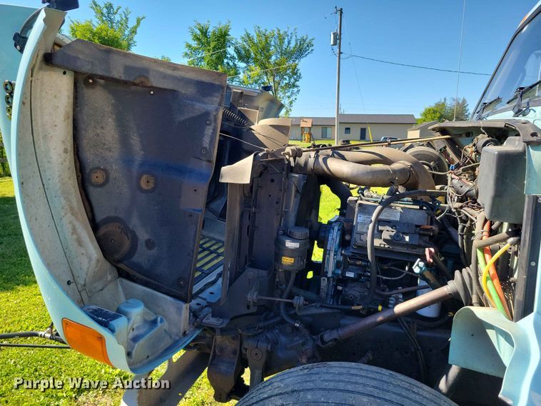 image for item DZ7341 2001 International 4900 refuse truck