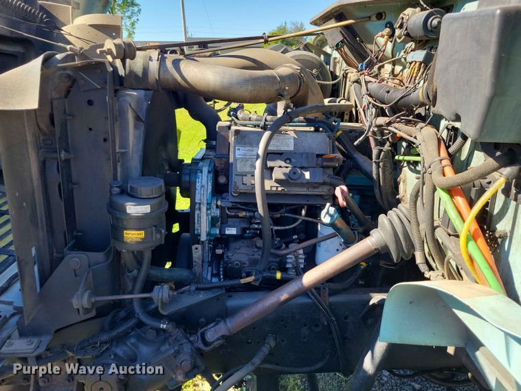 image for item DZ7341 2001 International 4900 refuse truck
