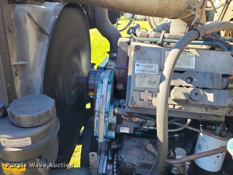 image for item DZ7341 2001 International 4900 refuse truck