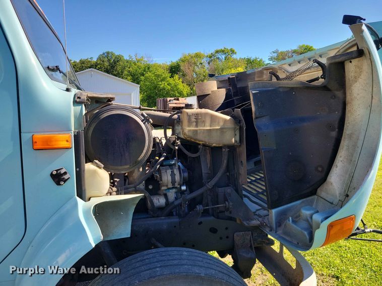 image for item DZ7341 2001 International 4900 refuse truck