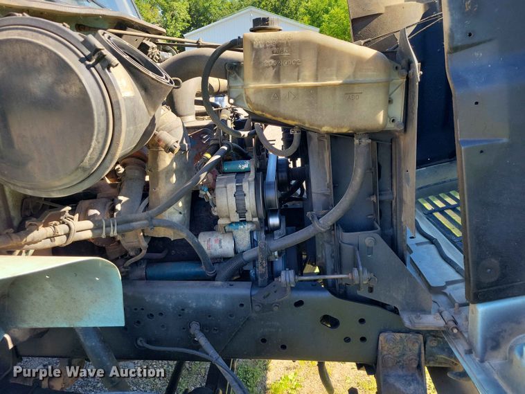 image for item DZ7341 2001 International 4900 refuse truck