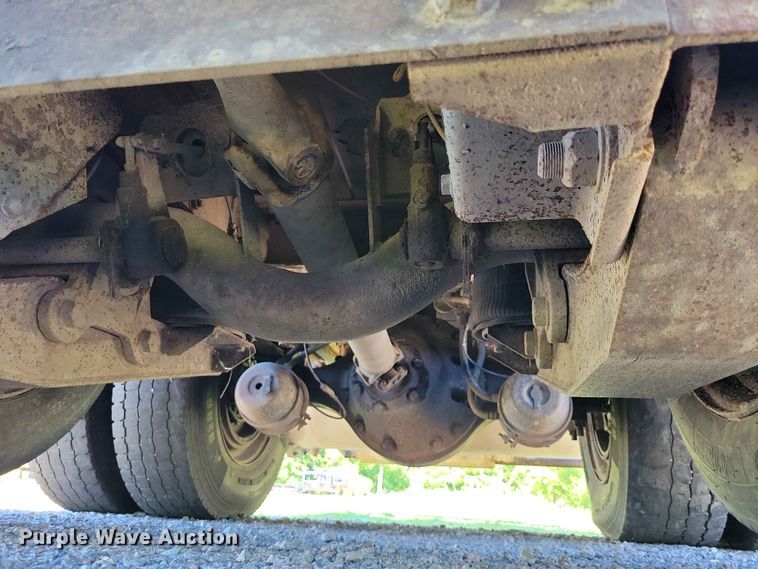 image for item DZ7341 2001 International 4900 refuse truck