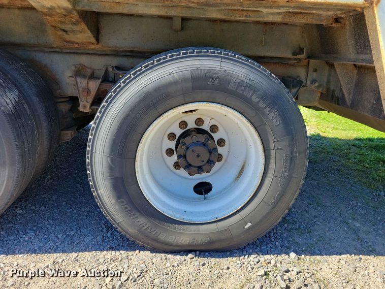 image for item DZ7341 2001 International 4900 refuse truck
