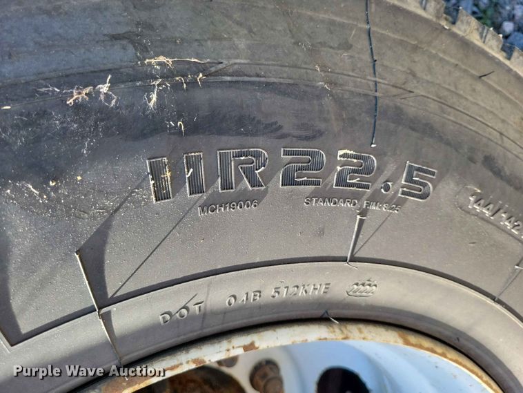 image for item DZ7341 2001 International 4900 refuse truck