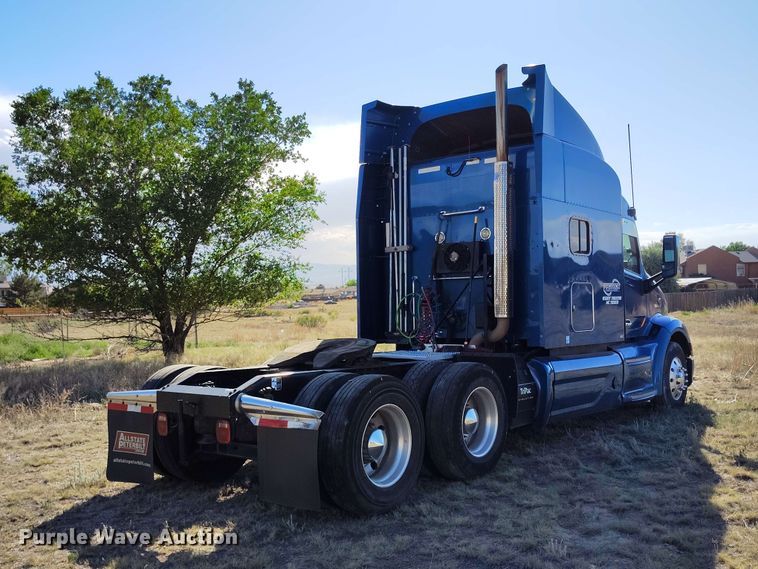 image for item ED0174 2016 Peterbilt 579 semi truck