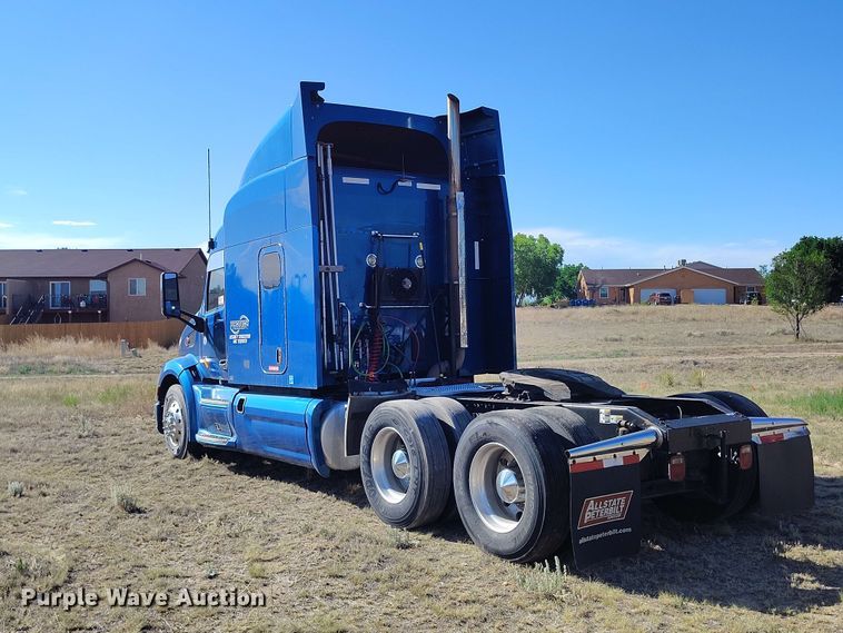image for item ED0174 2016 Peterbilt 579 semi truck