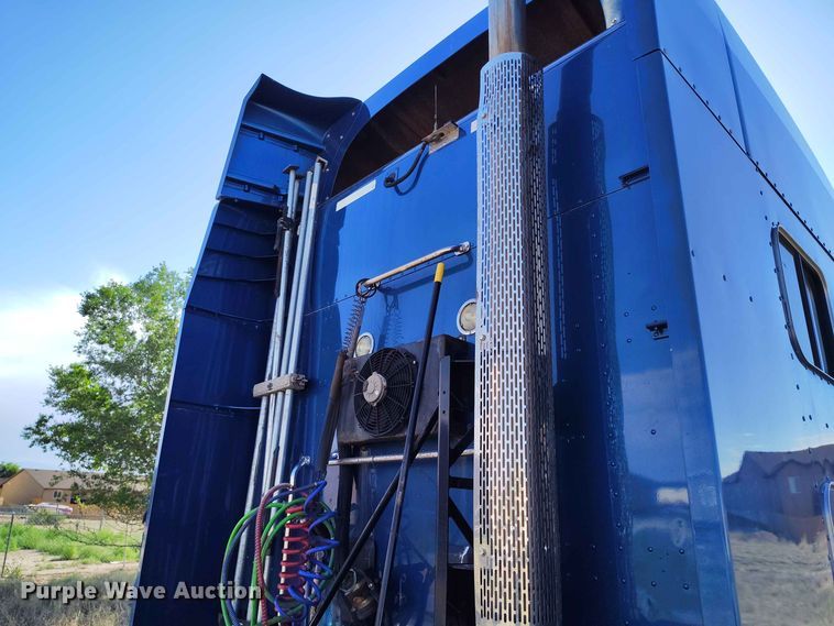 image for item ED0174 2016 Peterbilt 579 semi truck