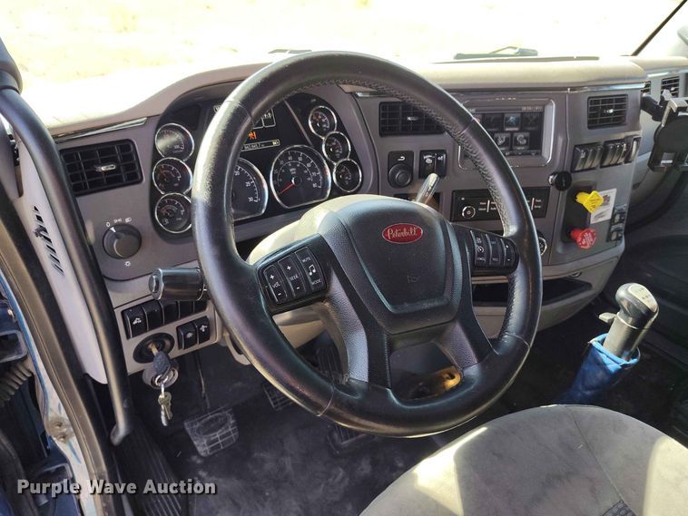 image for item ED0174 2016 Peterbilt 579 semi truck