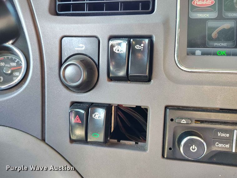 image for item ED0174 2016 Peterbilt 579 semi truck