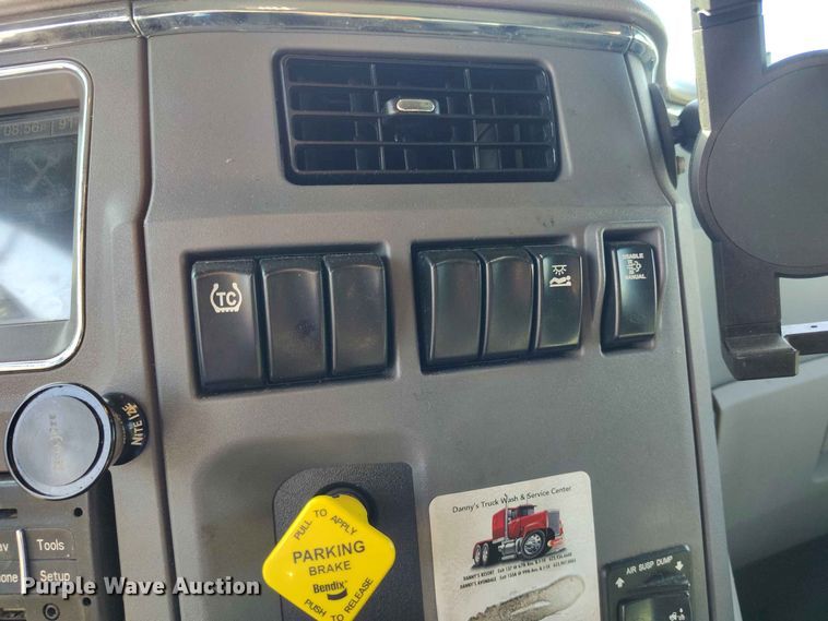 image for item ED0174 2016 Peterbilt 579 semi truck