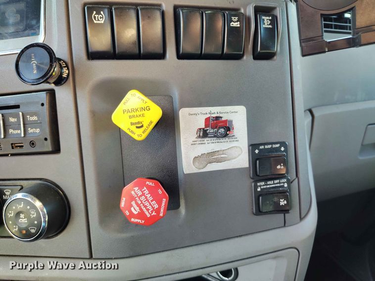 image for item ED0174 2016 Peterbilt 579 semi truck