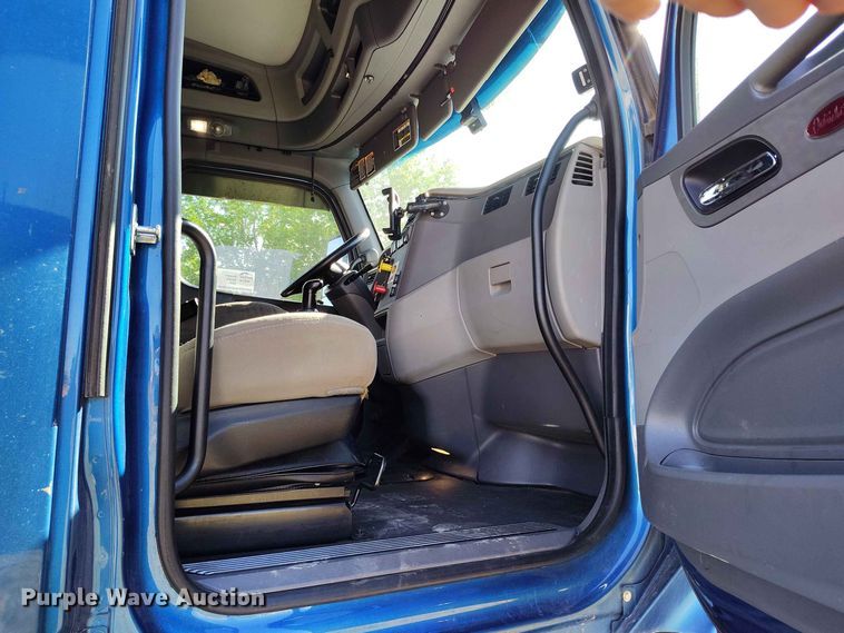 image for item ED0174 2016 Peterbilt 579 semi truck
