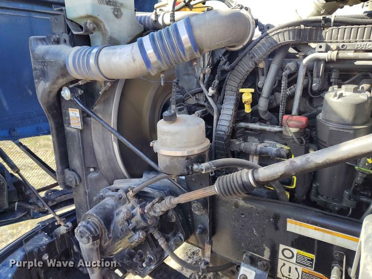 image for item ED0174 2016 Peterbilt 579 semi truck