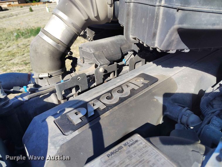 image for item ED0174 2016 Peterbilt 579 semi truck