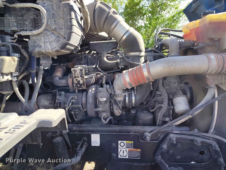 image for item ED0174 2016 Peterbilt 579 semi truck