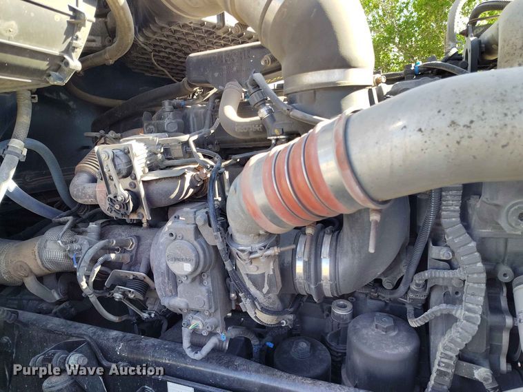 image for item ED0174 2016 Peterbilt 579 semi truck