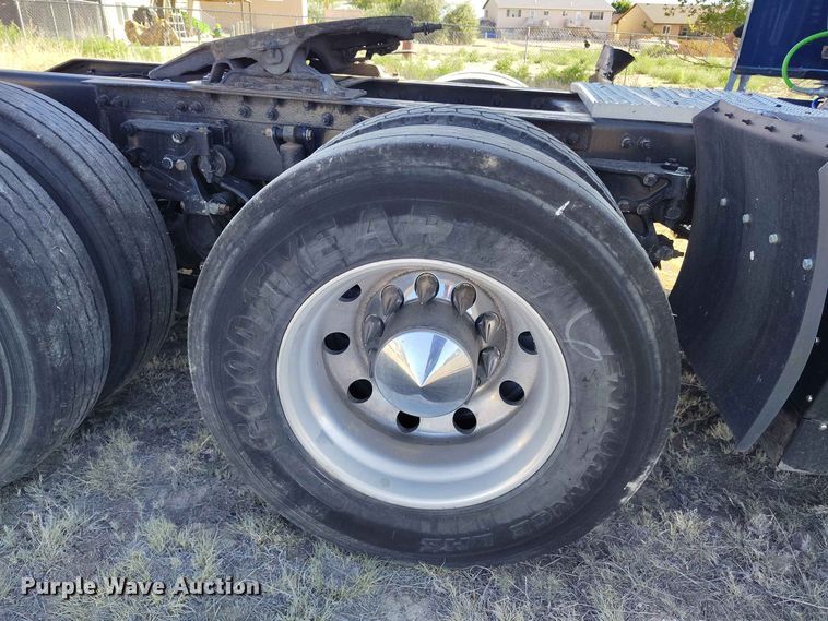 image for item ED0174 2016 Peterbilt 579 semi truck