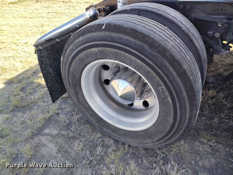 image for item ED0174 2016 Peterbilt 579 semi truck