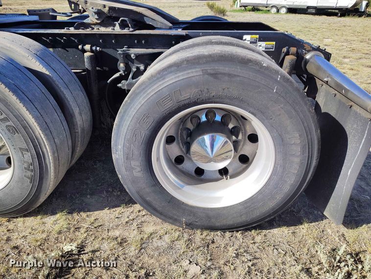 image for item ED0174 2016 Peterbilt 579 semi truck