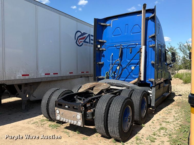 image for item ED5287 2019 Freightliner Cascadia semi truck