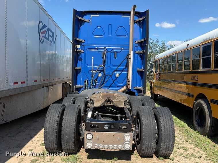 image for item ED5287 2019 Freightliner Cascadia semi truck