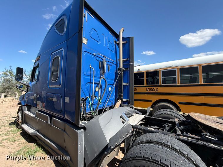 image for item ED5287 2019 Freightliner Cascadia semi truck